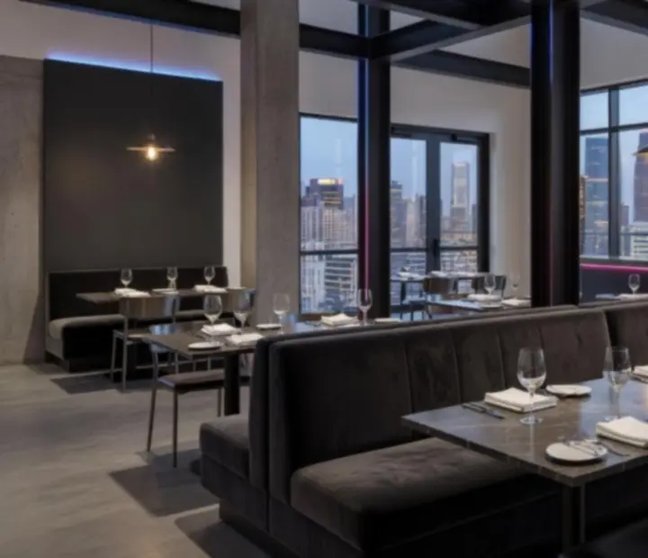 Loft interijer Seafarers casino restorana s modernim stolovima i jelovnikom